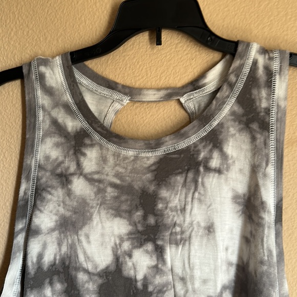 Grey scale tie dye open back tank top - Picture 2 of 8